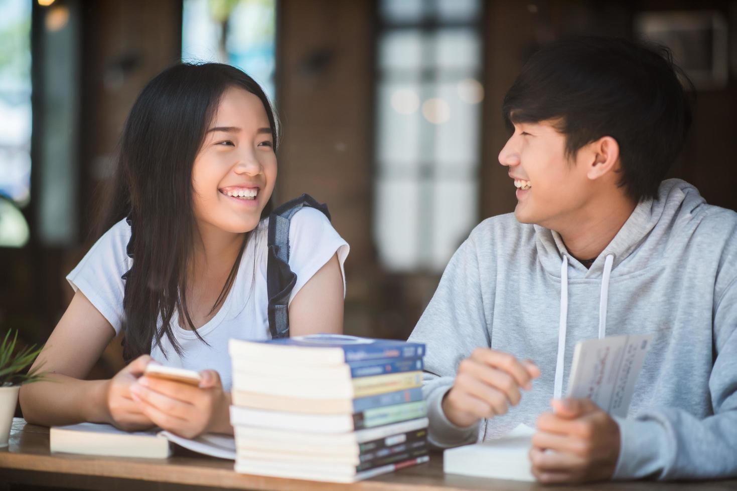 grupo de amigos estudantes felizes em um café foto