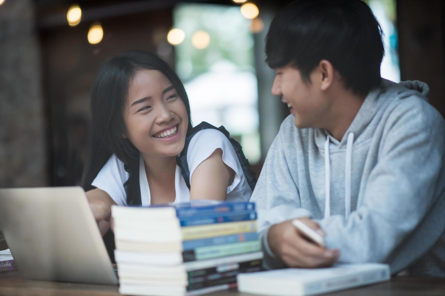 grupo de amigos estudantes felizes em um café foto