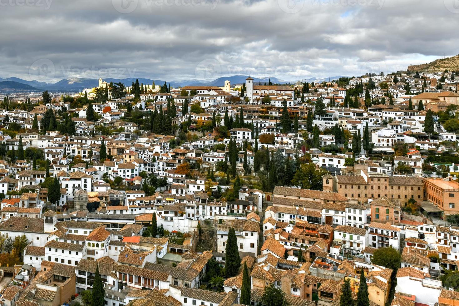 panorama do el Albayzin distrito dentro granada, Andaluzia, Espanha, retratado a partir de a torre del cubo dentro a alacazaba fortaleza. foto