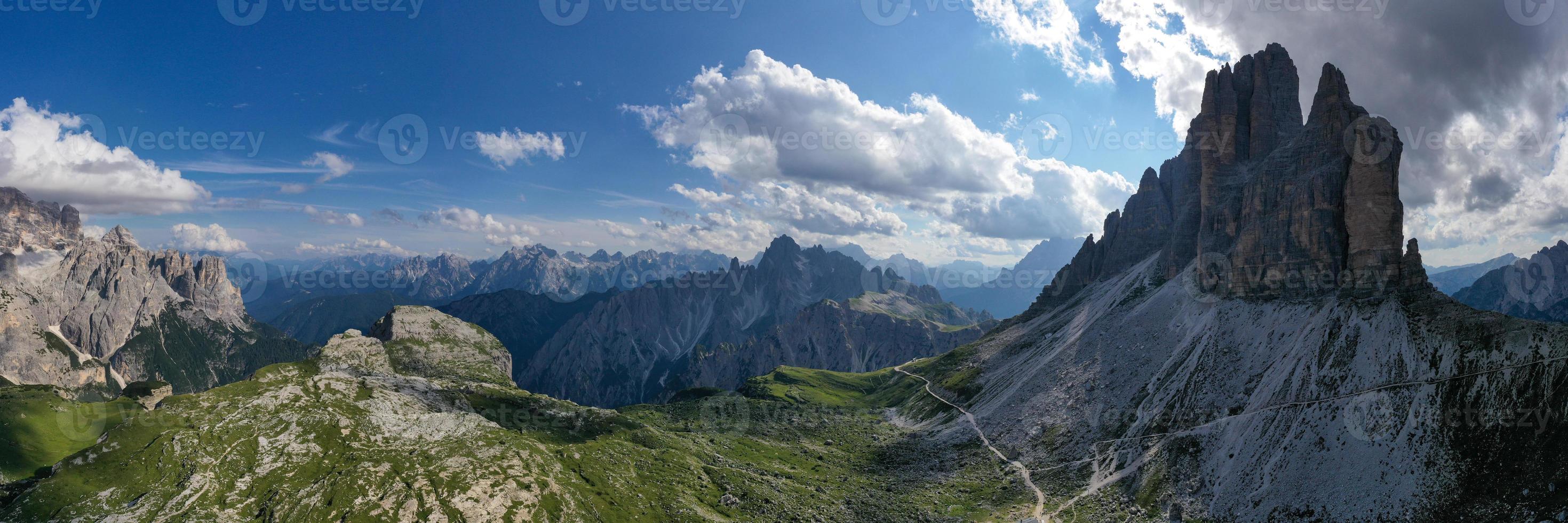 lindo ensolarado dia dentro dolomites montanhas. Visão em tre cime di lavaredo - três famoso montanha picos este assemelhar-se chaminés. foto