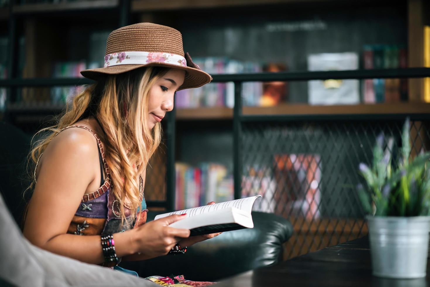 jovem lendo um livro em um café foto