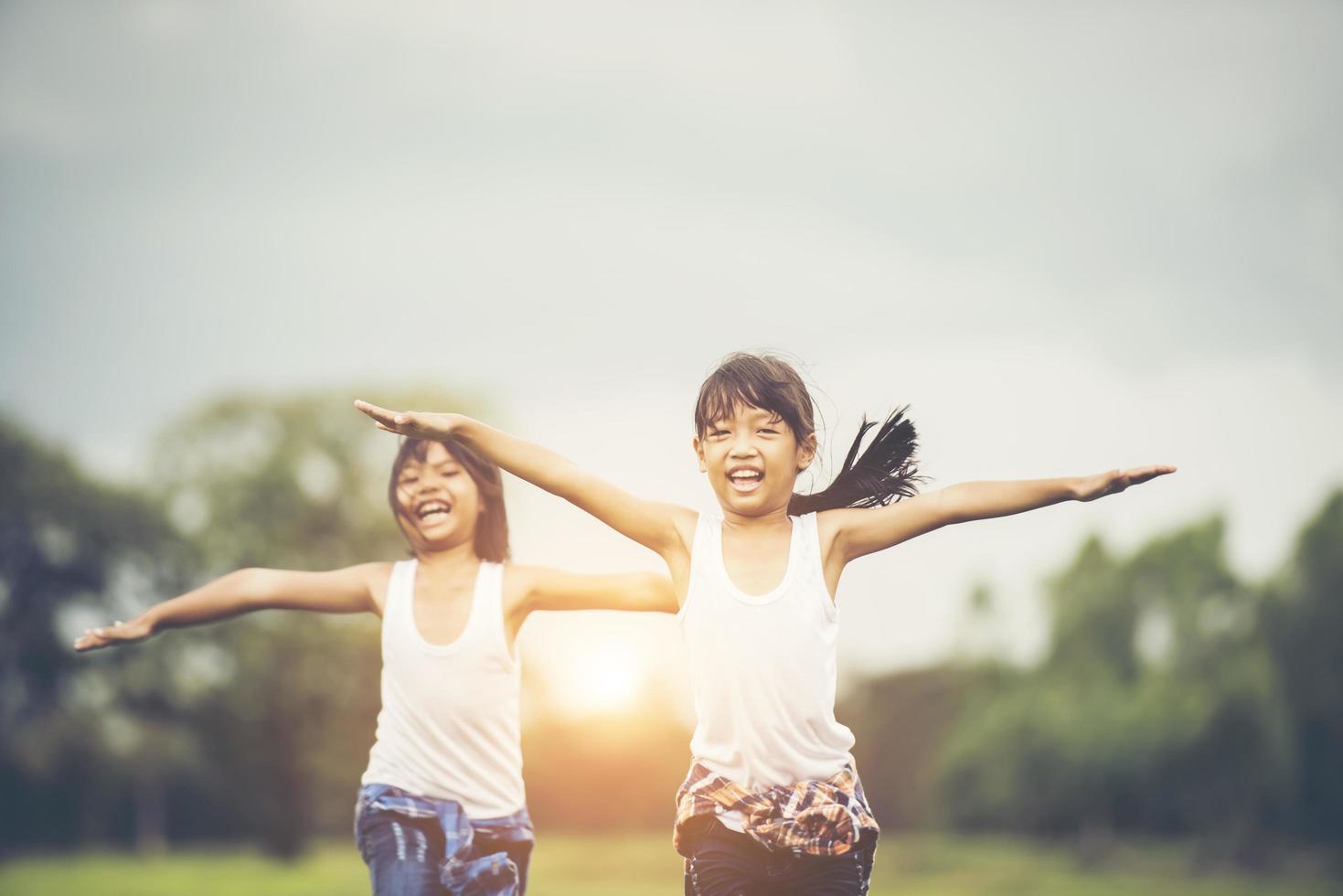 duas meninas se divertindo no parque foto