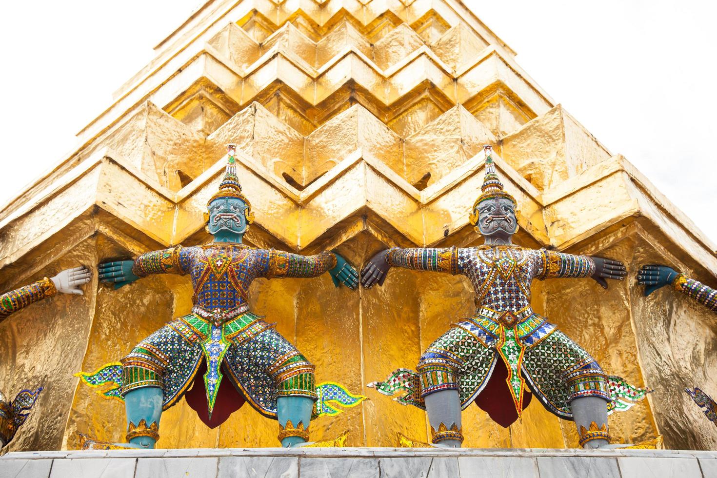 esculturas em wat phra kaew em bangkok foto