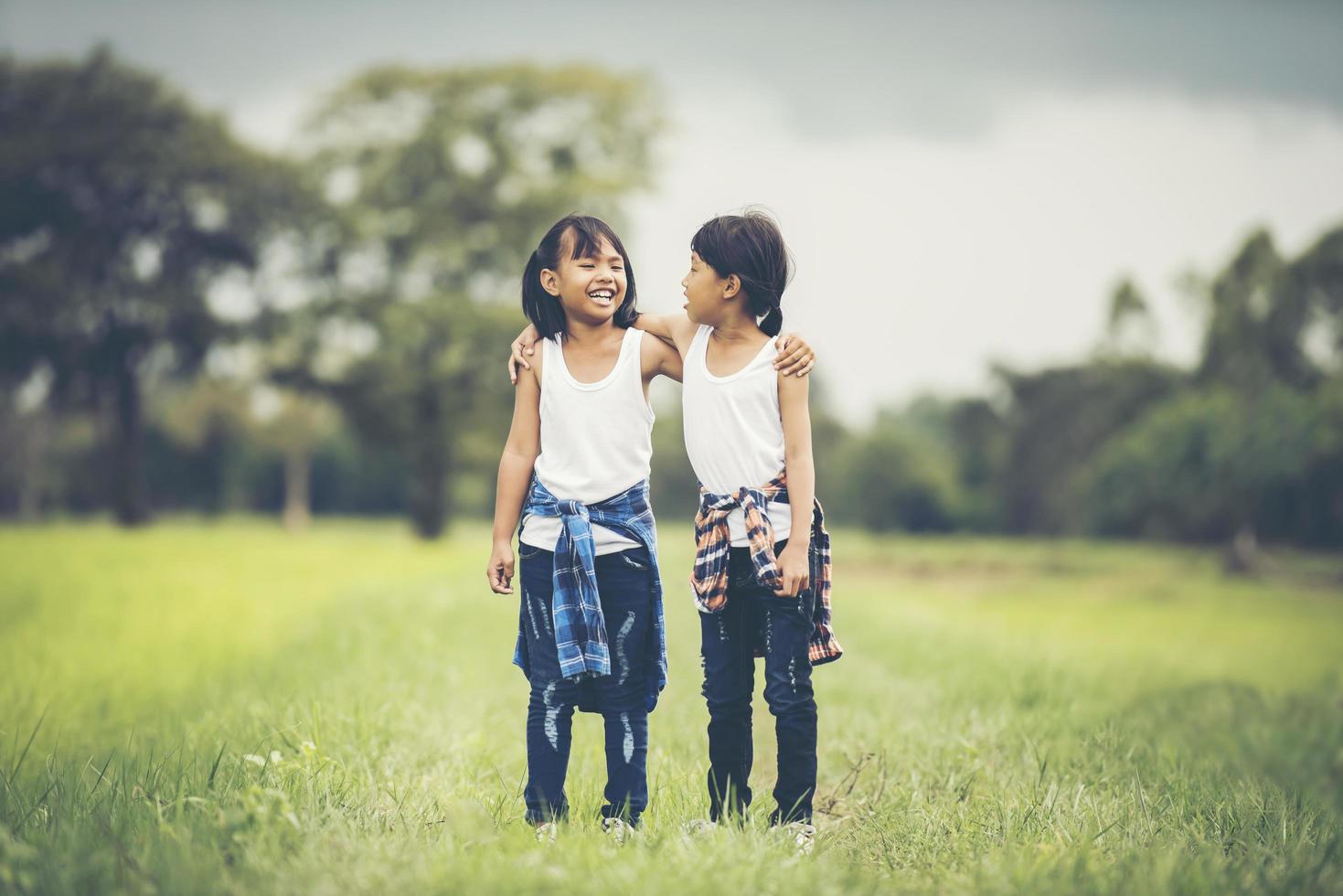 duas meninas se divertindo no parque foto