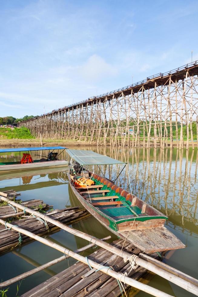 barcos sob a ponte na tailândia foto