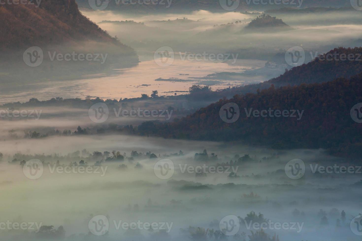 montanhas de nevoeiro ao entardecer foto