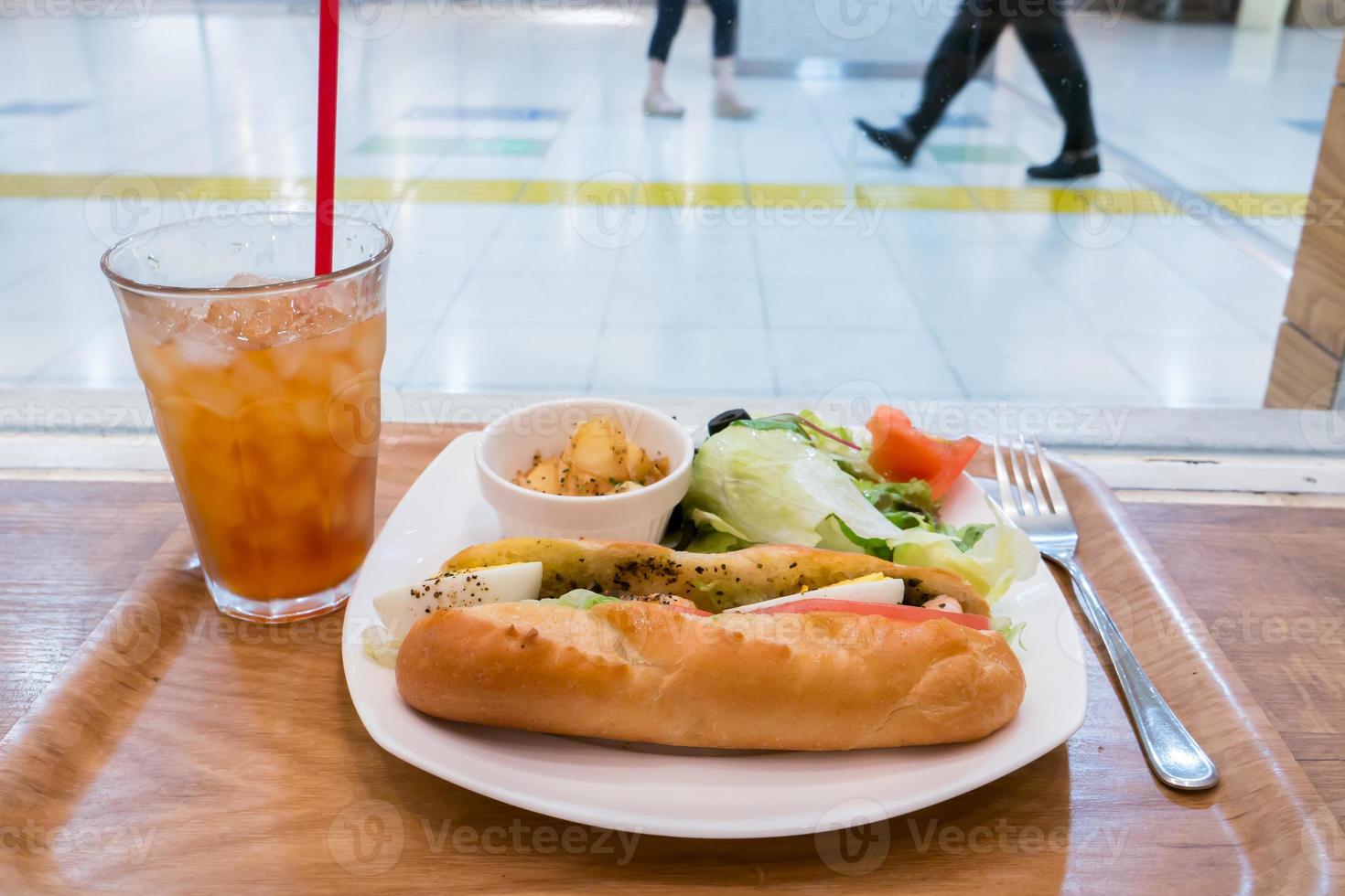 almoço perto de uma janela foto