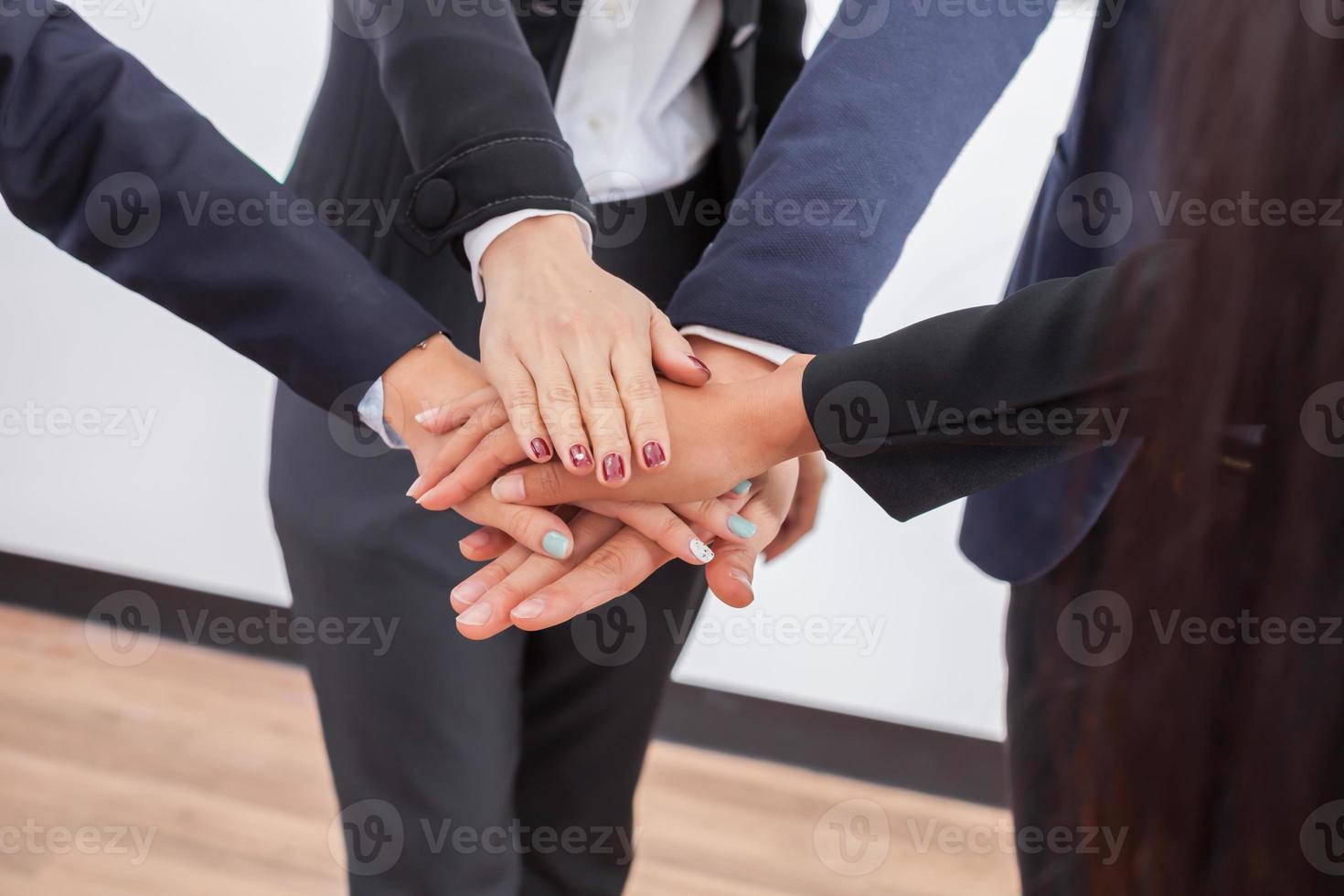 profissionais colocando as mãos juntas foto