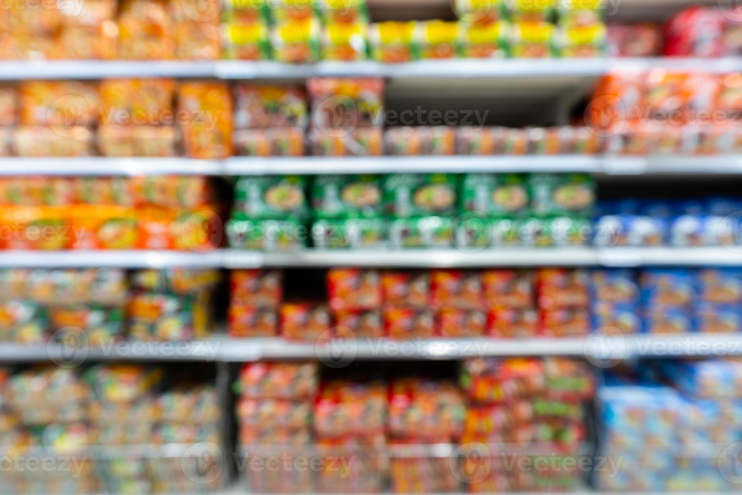 prateleiras borradas de supermercados foto