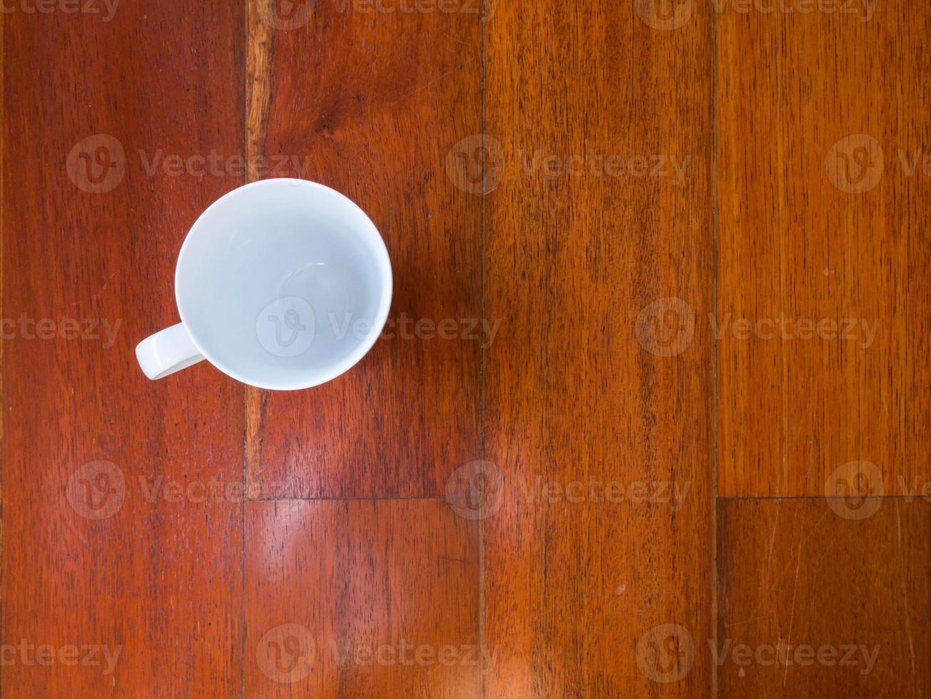 xícara de café na mesa de madeira foto