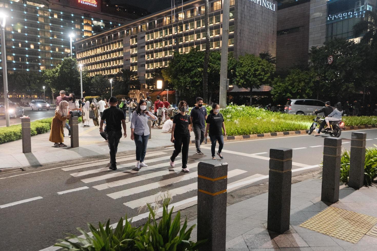 pessoas estão caminhando e cruzando a zebra cruzando foto