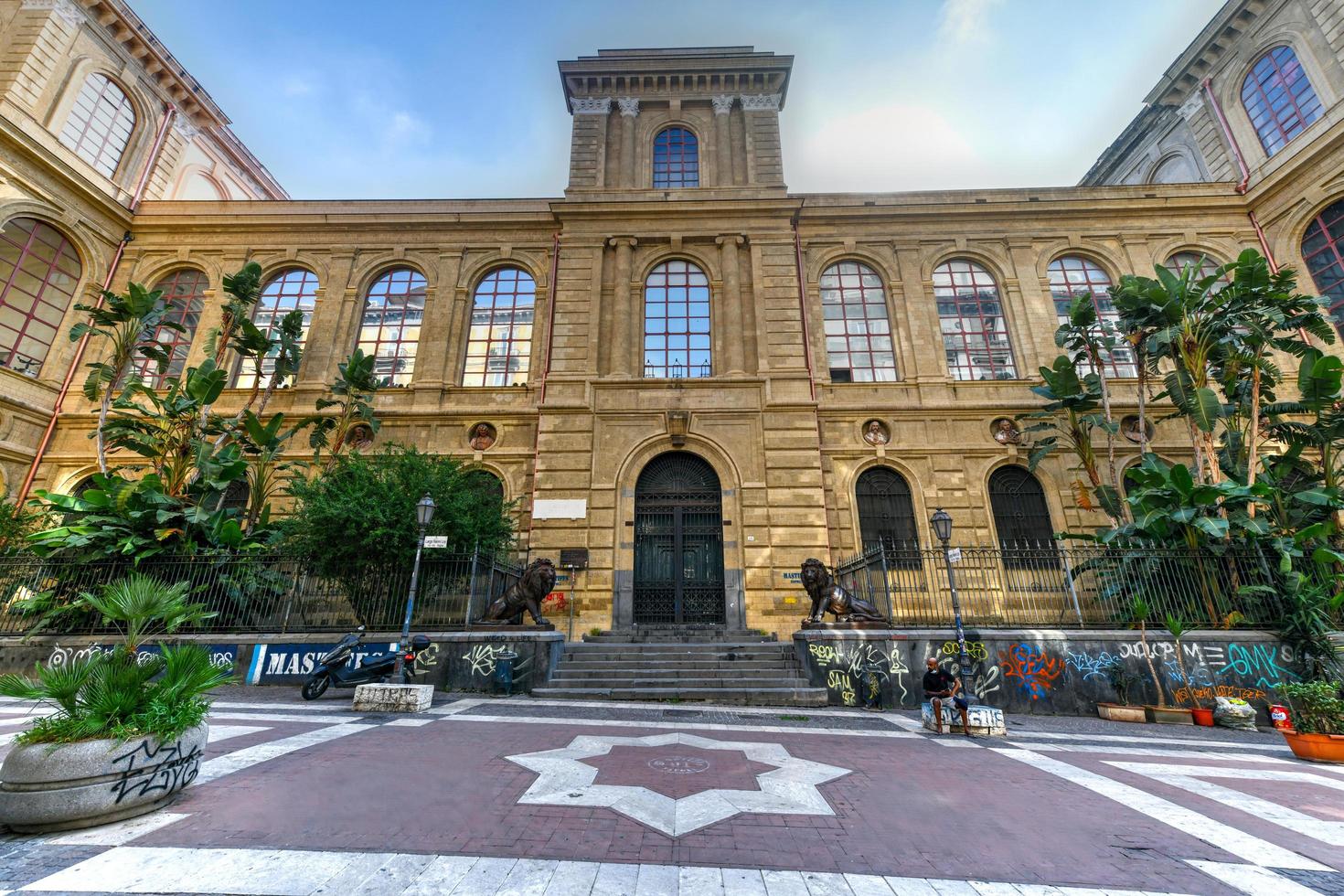 Nápoles, campânia, Itália - agosto 16, 2021, Academia do bem artes dentro a antigo convento do san Giovanni battista delle monache dentro através da santa maria di costantinopoli. foto