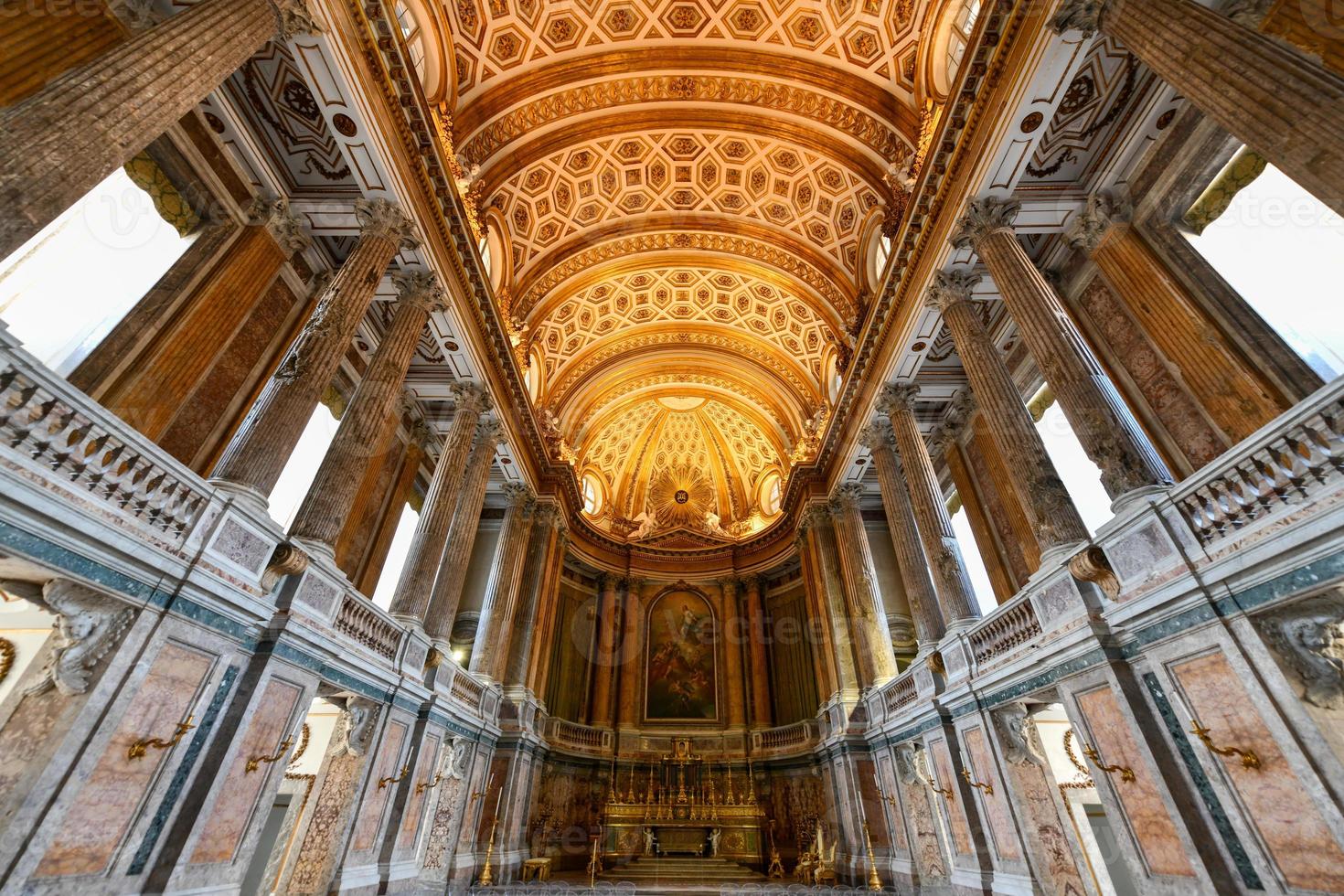 Caserta, Itália - agosto 21, 2021, uma interno Visão do a real Palácio do Caserta, uma histórico Palácio encomendado dentro a 18º século de Charles do bourbon, rei do Nápoles. foto