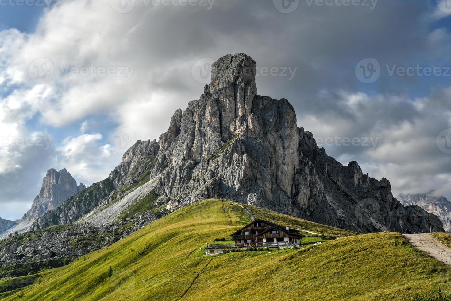 panorâmico Visão do passo giau dentro a dolomite montanhas do Itália. foto