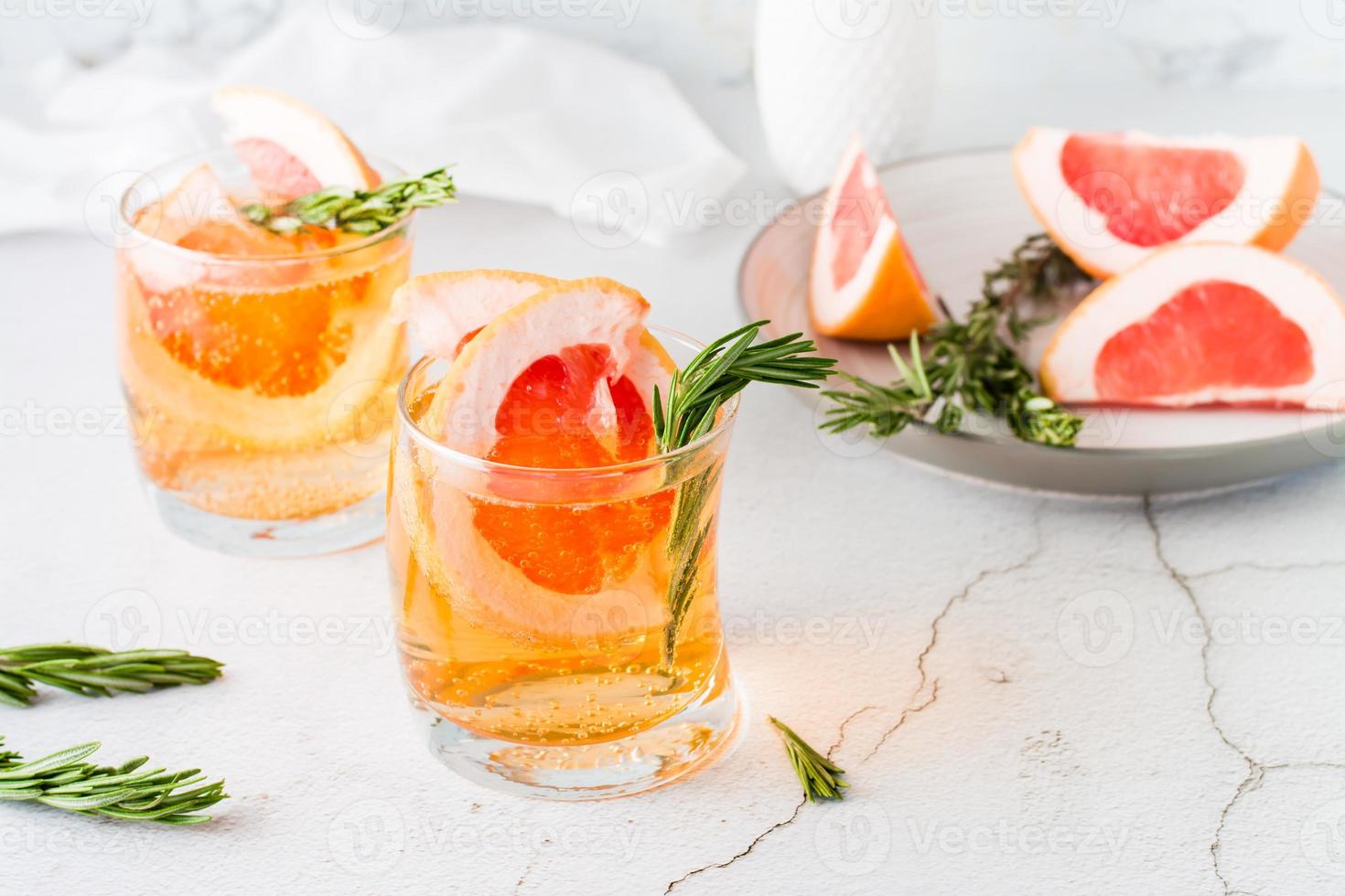 refrescante Toranja coquetel com alecrim dentro óculos em a mesa. caseiro beber foto