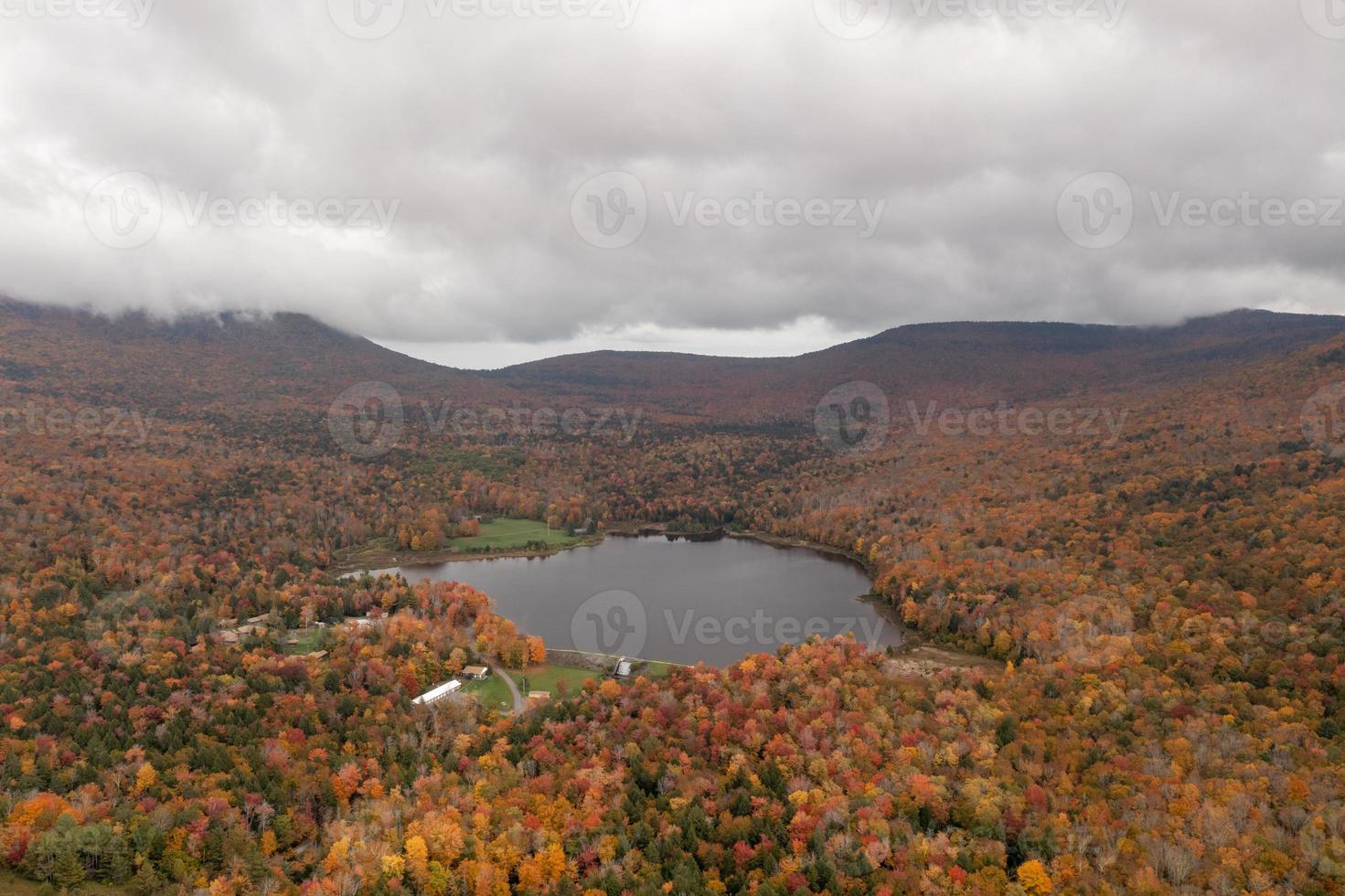 Colgate lago dentro interior Novo Iorque durante pico outono folhagem temporada. foto