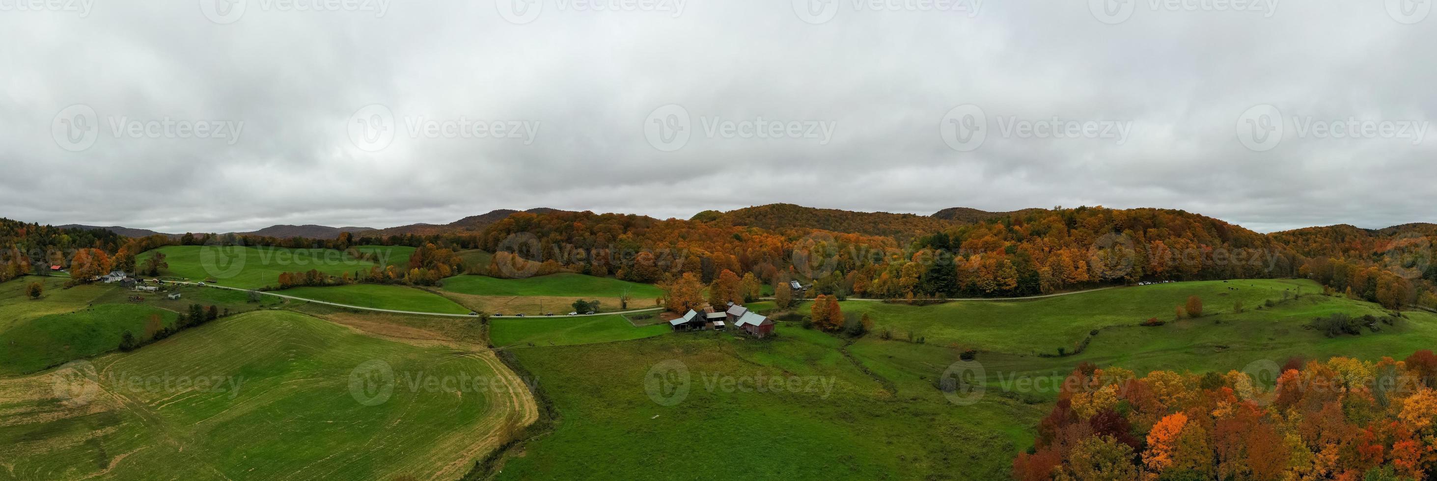 panorâmico Visão do uma rural Fazenda dentro outono dentro vermont. foto
