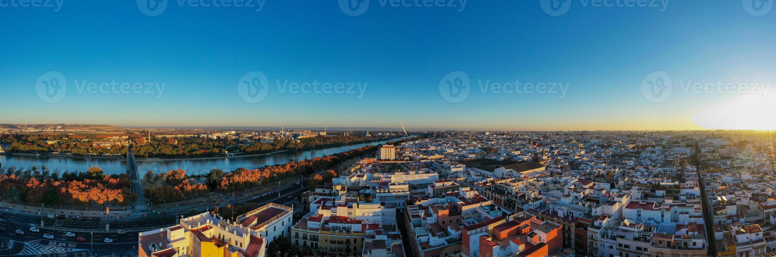 Sevilha cidade aéreo Visão dentro Sevilha província do Andaluzia Autônomo comunidade do Espanha, Europa foto