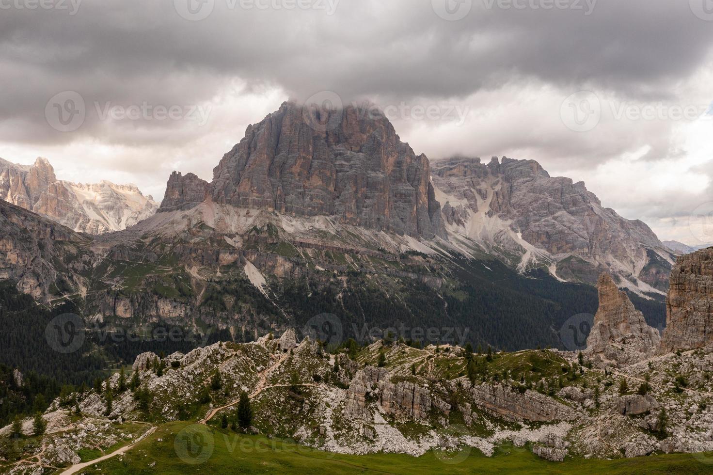 panorâmico panorama do a cinque Torri dentro a dolomite montanhas do Itália. foto