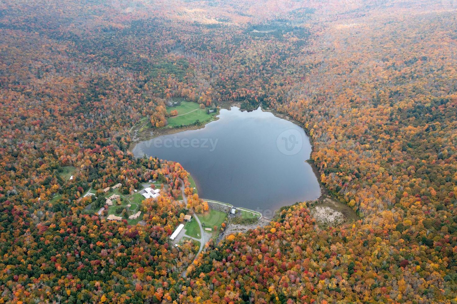 Colgate lago dentro interior Novo Iorque durante pico outono folhagem temporada. foto