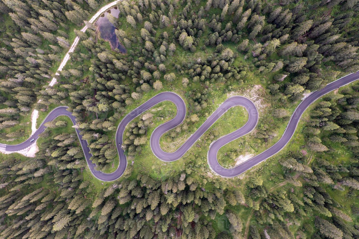 topo aéreo Visão do famoso serpente estrada perto passo giau dentro dolomite Alpes. enrolamento montanhas estrada dentro exuberante floresta com verde abeto dentro verão Tempo dentro a dolomitas, Itália foto