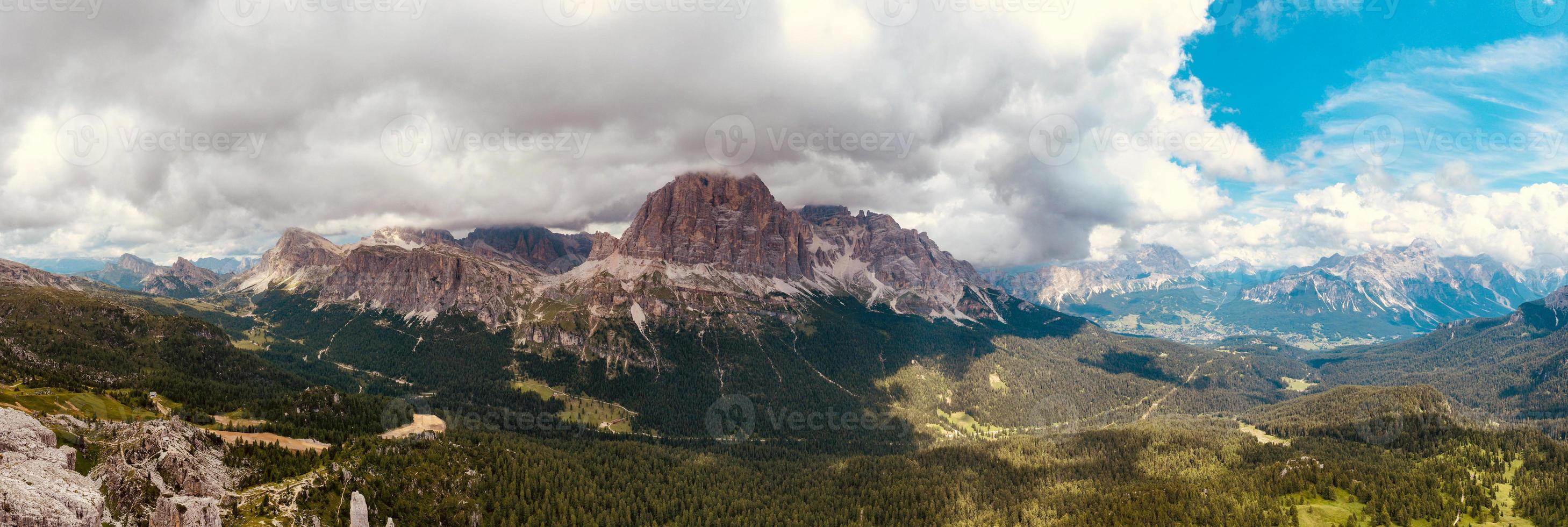 panorâmico panorama do a cinque Torri dentro a dolomite montanhas do Itália. foto