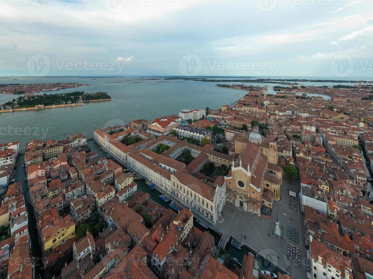 aéreo Visão do a velho veneziano telhados dentro Veneza, Itália. foto