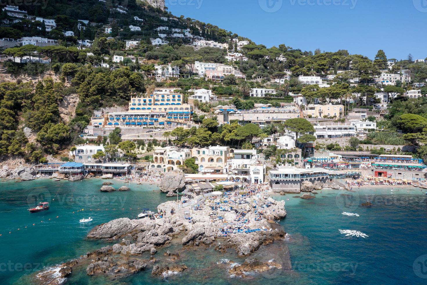 capri, Itália - agosto 29, 2021, capri ilha em uma lindo verão dia ao longo a amalfi costa dentro Itália foto