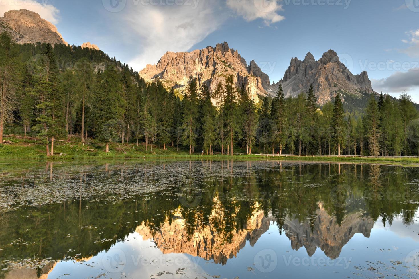 verão Visão do lago antorno lago di antorno localizado dentro dolomites área, Belluno província, Itália. lago antorno, três picos do lavaredo, lago antorno e tre cime di lavaredo, dolomitas, Itália. foto