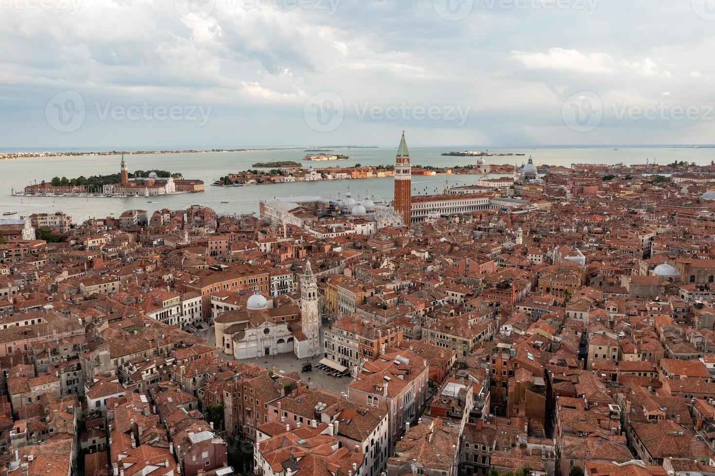 aéreo Visão do a velho veneziano telhados dentro Veneza, Itália. foto