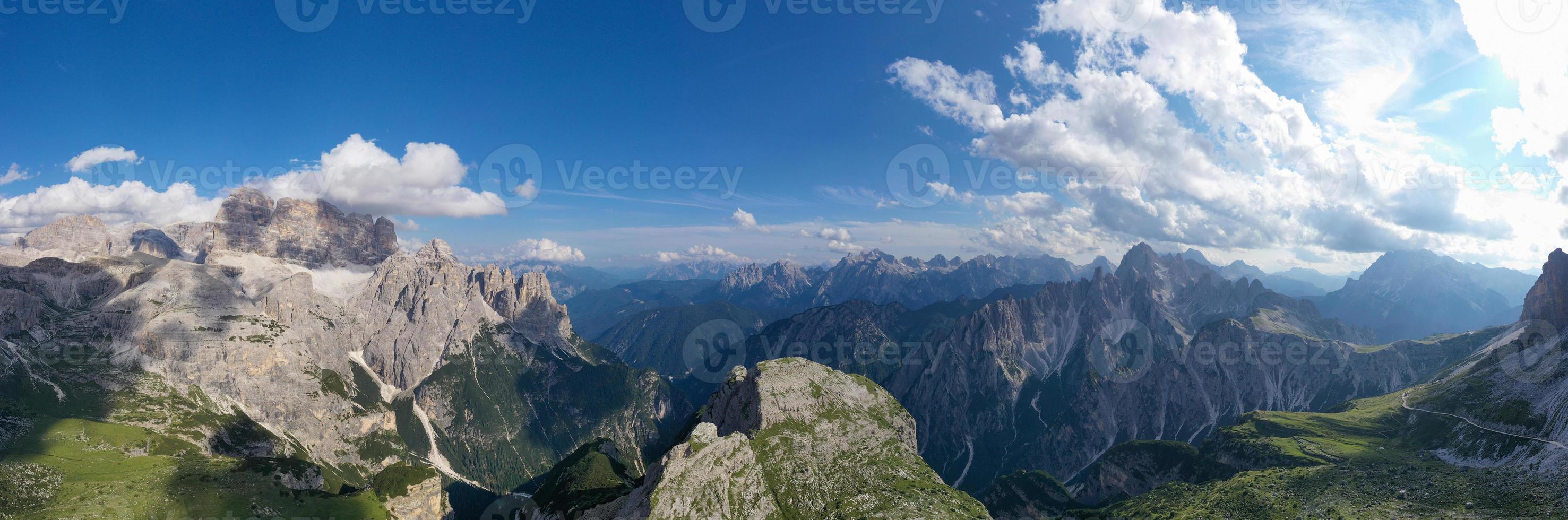 lindo ensolarado dia dentro dolomites montanhas. Visão em tre cime di lavaredo - três famoso montanha picos este assemelhar-se chaminés. foto