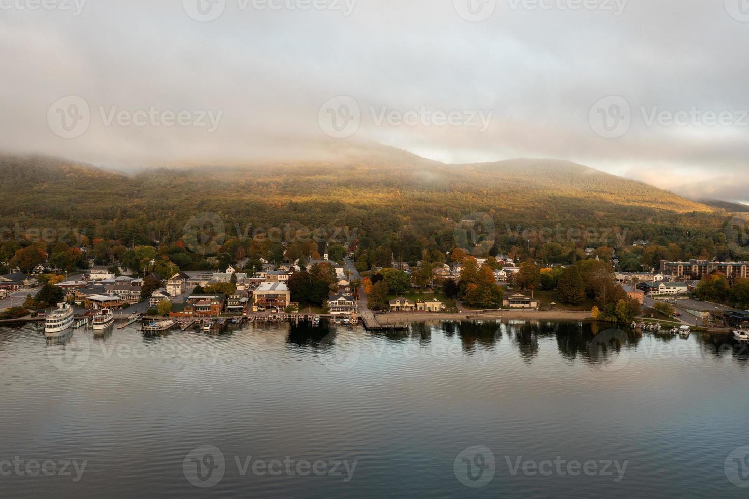 panorâmico Visão do a baía dentro lago jorge, Novo Iorque às alvorecer. foto