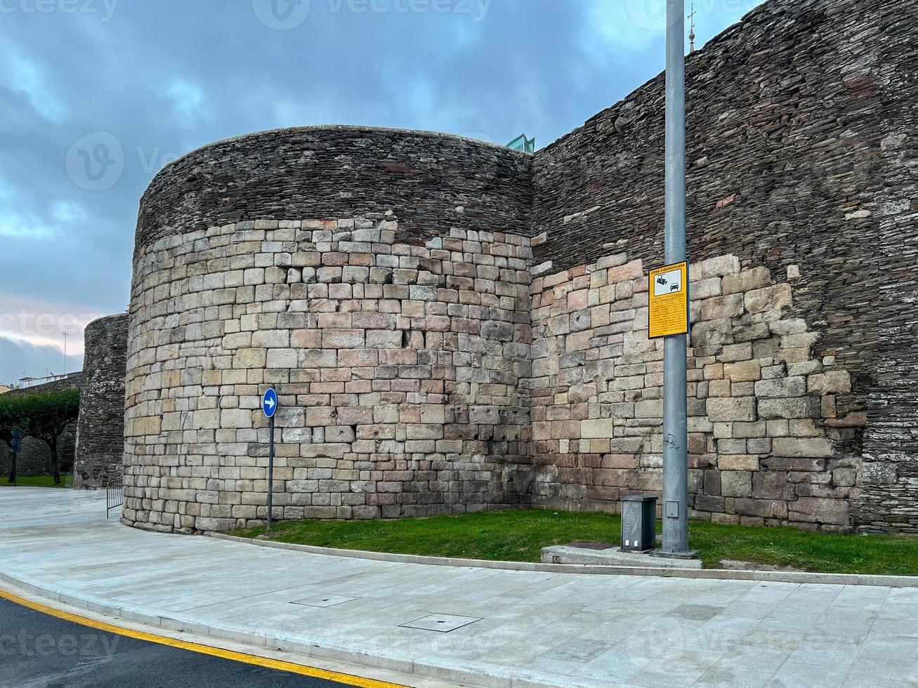 Visão a partir de a romano parede do lugo. a paredes do lugo estavam construído dentro a mais tarde parte do a 3º século para defender a romano Cidade do lucus. foto