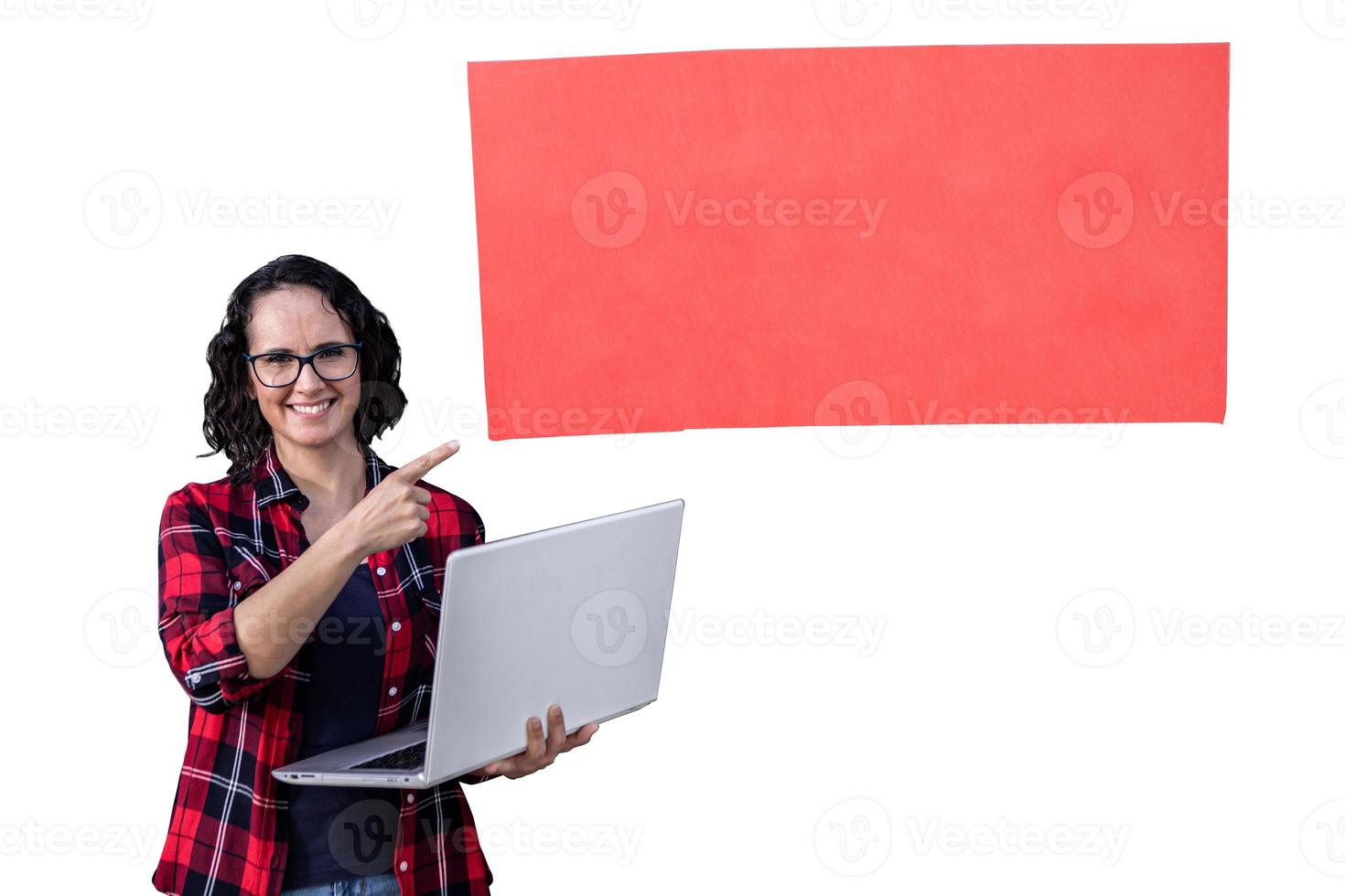 foto com cópia de espaço do uma mulher segurando uma computador portátil enquanto apontando uma vermelho bandeira