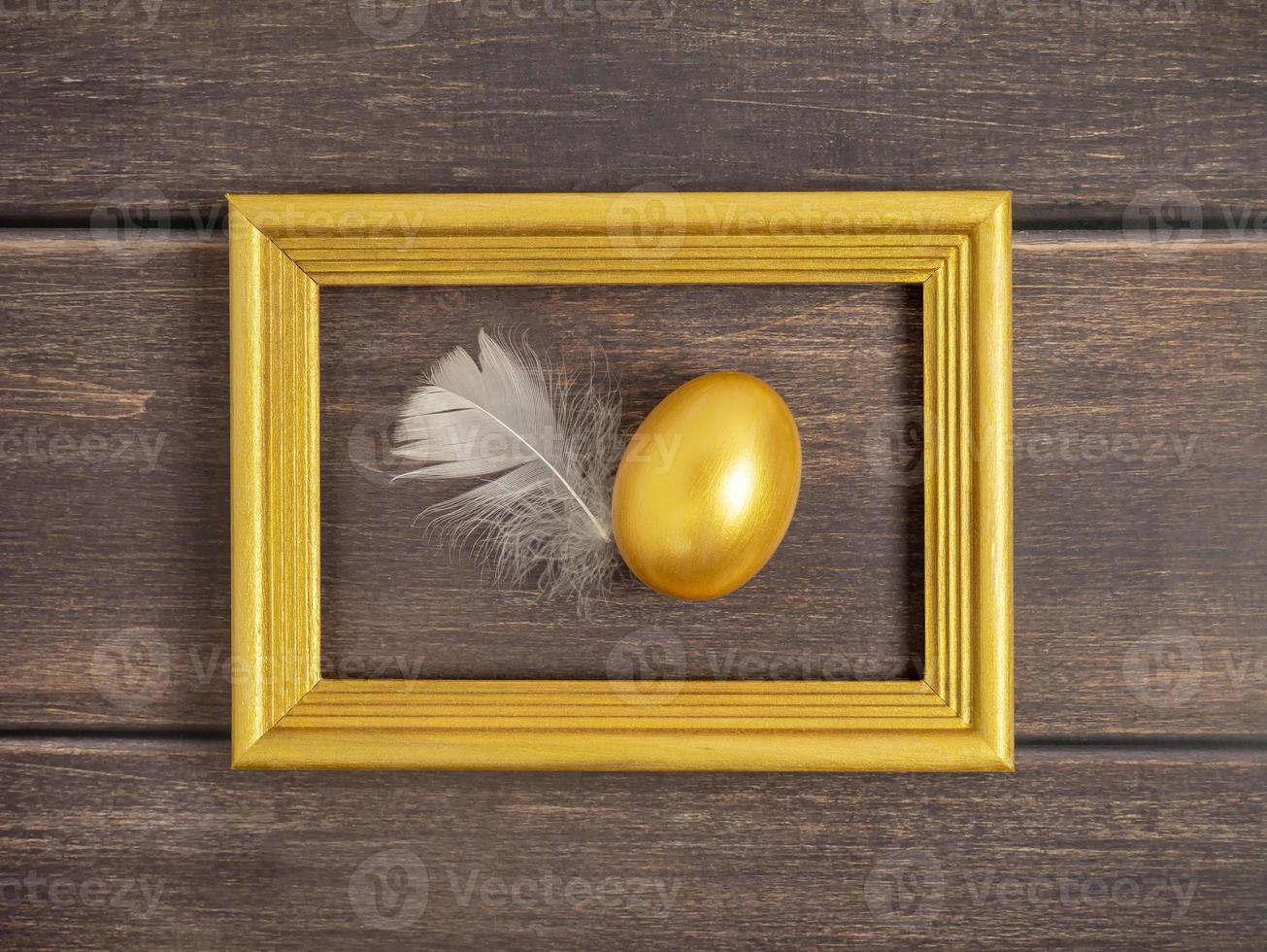 à moda conceito do Páscoa dourado ovos. Páscoa dourado ovo dentro dourado quadro, Armação em Sombrio de madeira fundo com cópia de espaço foto