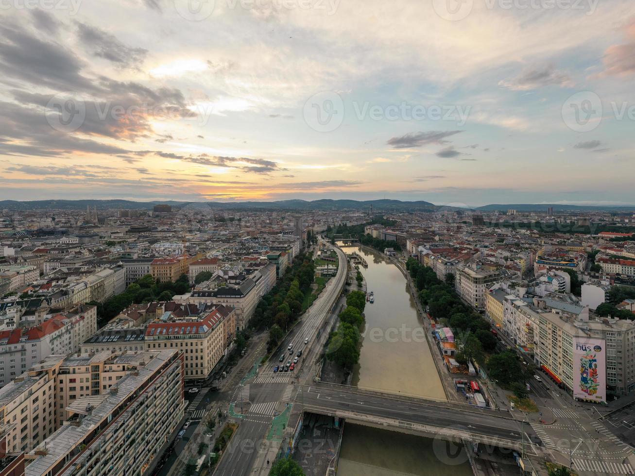 viena, Áustria - jul 18, 2021, Visão do a Danúbio canal e Viena Horizonte dentro viena, Áustria foto