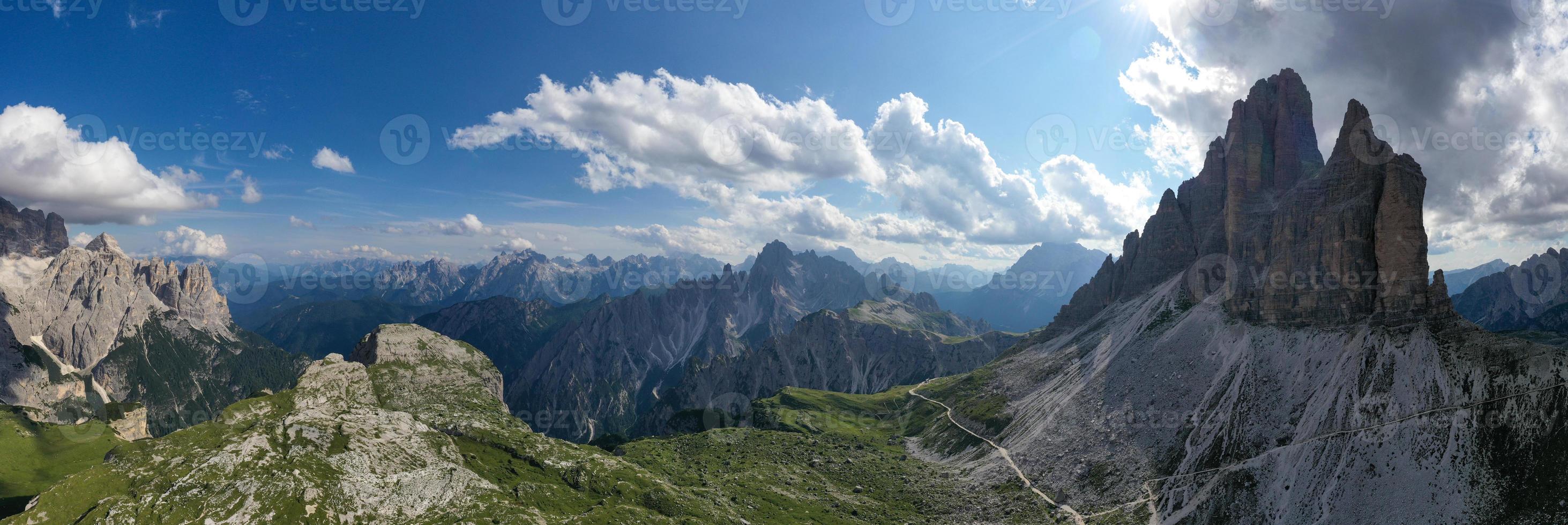 lindo ensolarado dia dentro dolomites montanhas. Visão em tre cime di lavaredo - três famoso montanha picos este assemelhar-se chaminés. foto