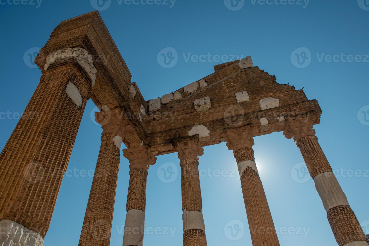 arqueologia do a romano teatro, capitolium e a complexo do santa Giulia foto