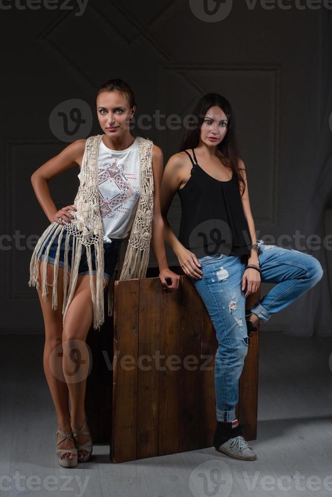 dois lindo mulheres posando dentro uma estúdio foto