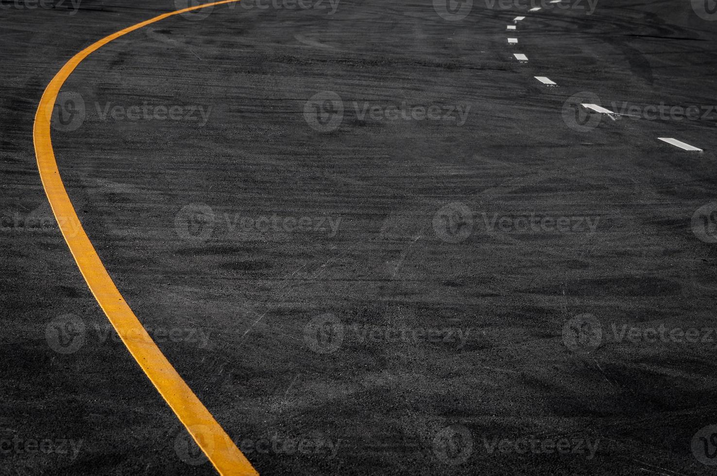linha dentro a asfalto estrada ,cópia de espaço do estrada linha textura abstrato fundo foto