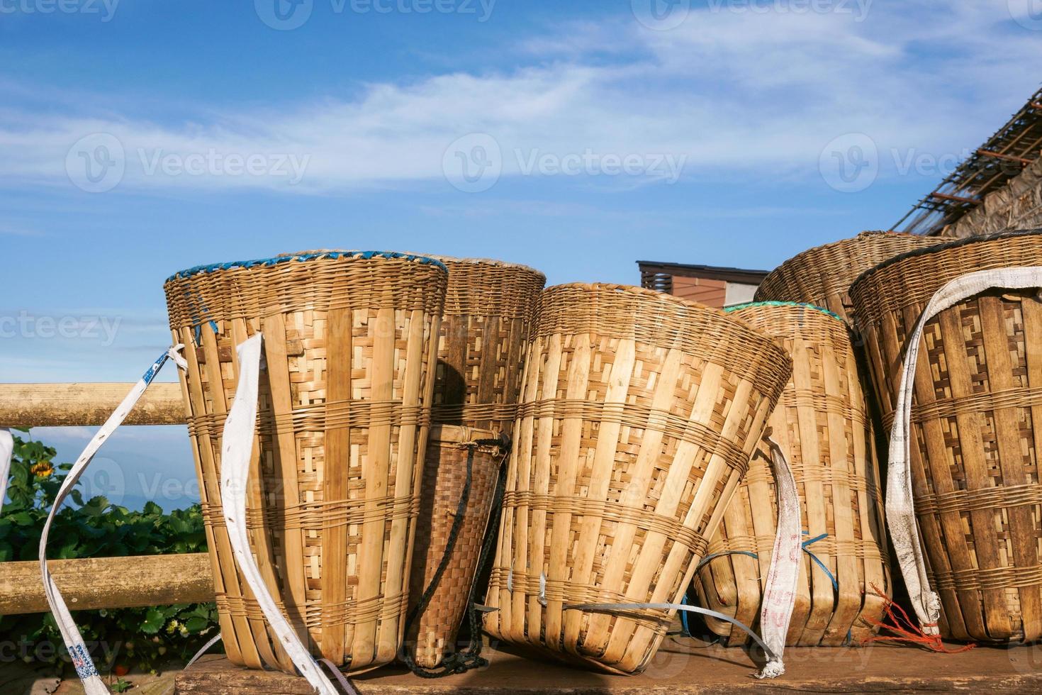 bambu cesta do Colina tribo, tecida bambu cesta saco com corda, tribal feito à mão foto