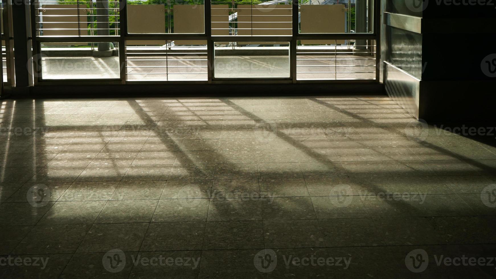 arquitetura detalhes chão concreto parede moderno construção com sombras dentro a dia foto