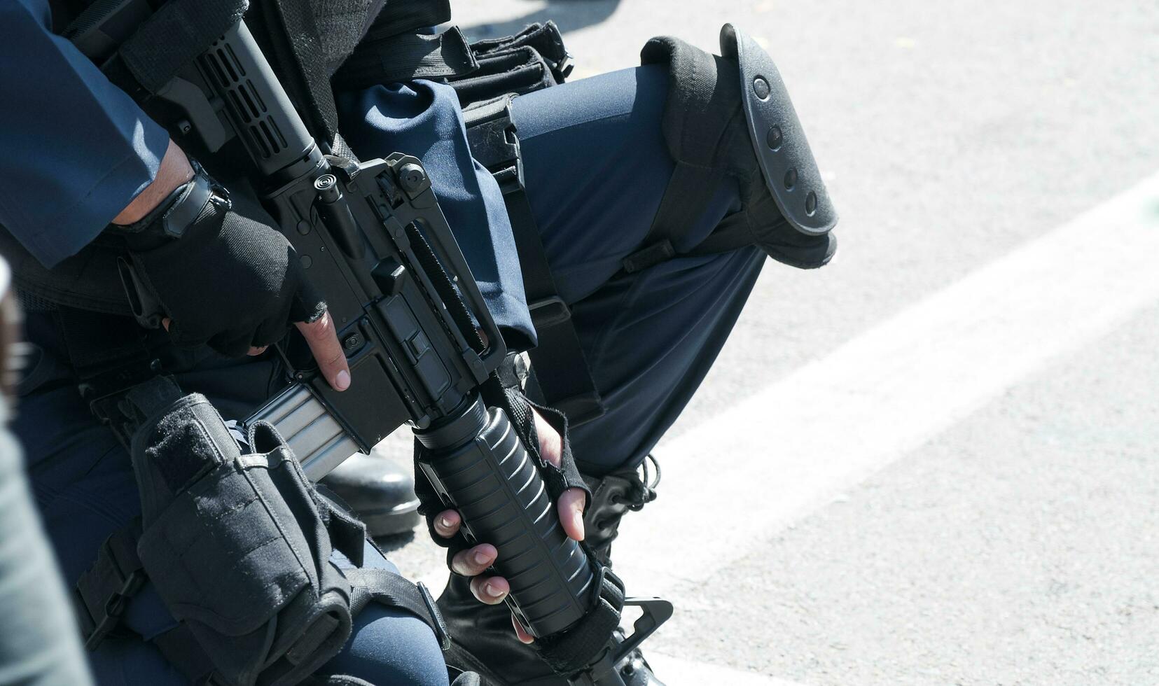 soldado segurando uma máquina com automático arma.preparação para militares ação.soldado vestido dentro protetora equipamento foto