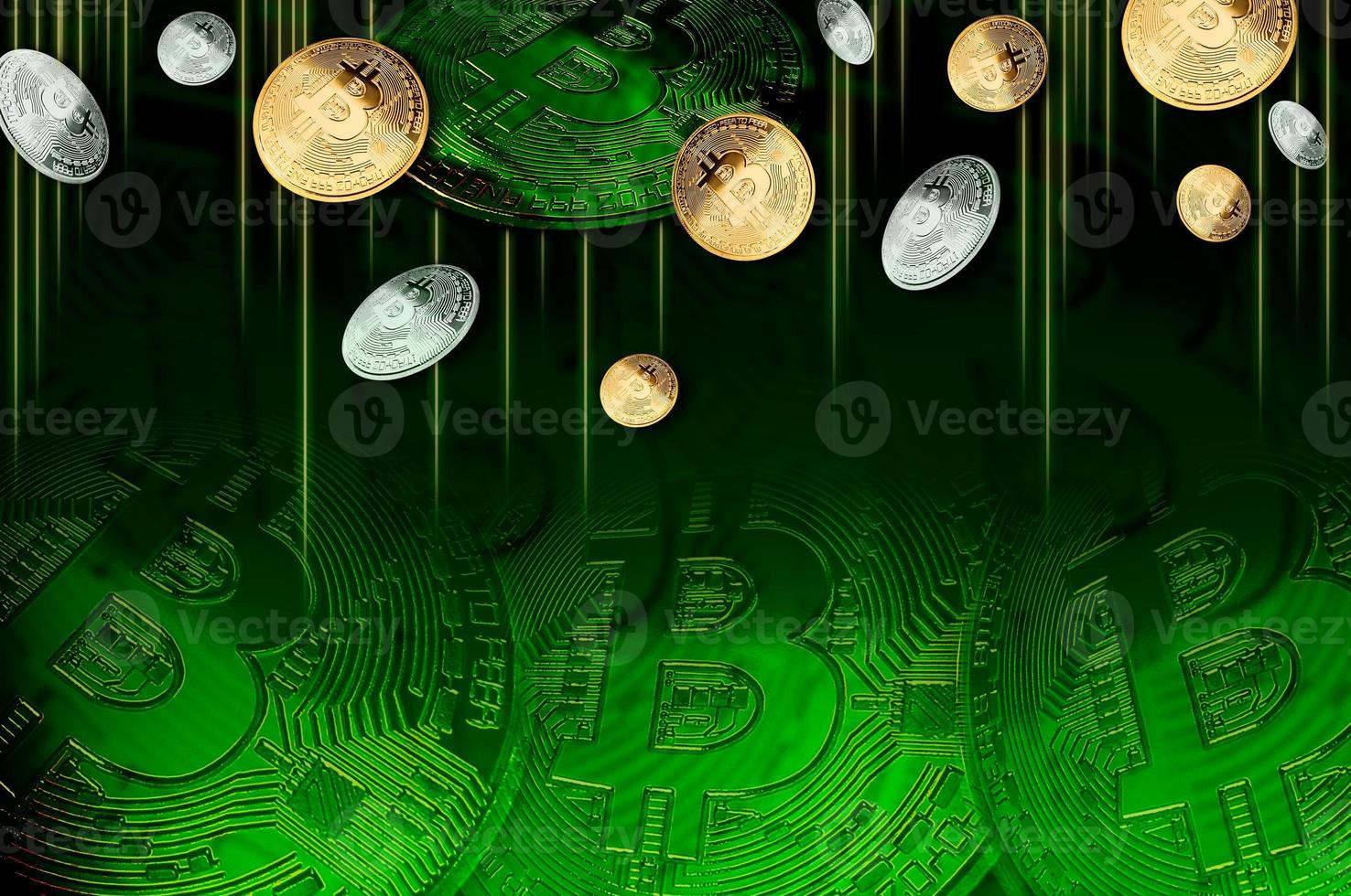 dourado e prata bitcoins em verde plano de fundo, bitcoins conceito do em desenvolvimento uma Novo virtual moeda. para fundo foto