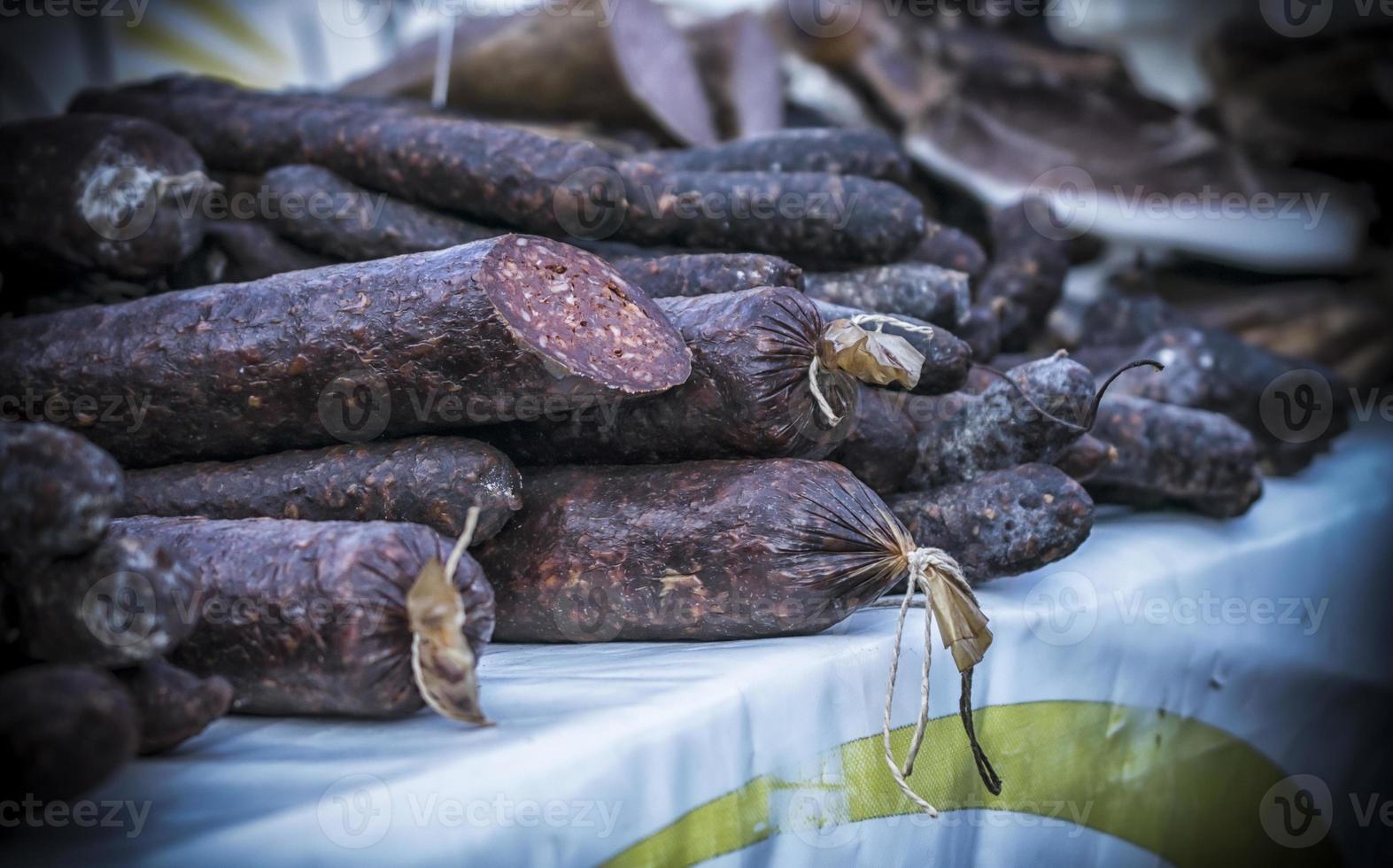 a ao ar livre impedir com uma grupo do caseiro salsichas para venda foto