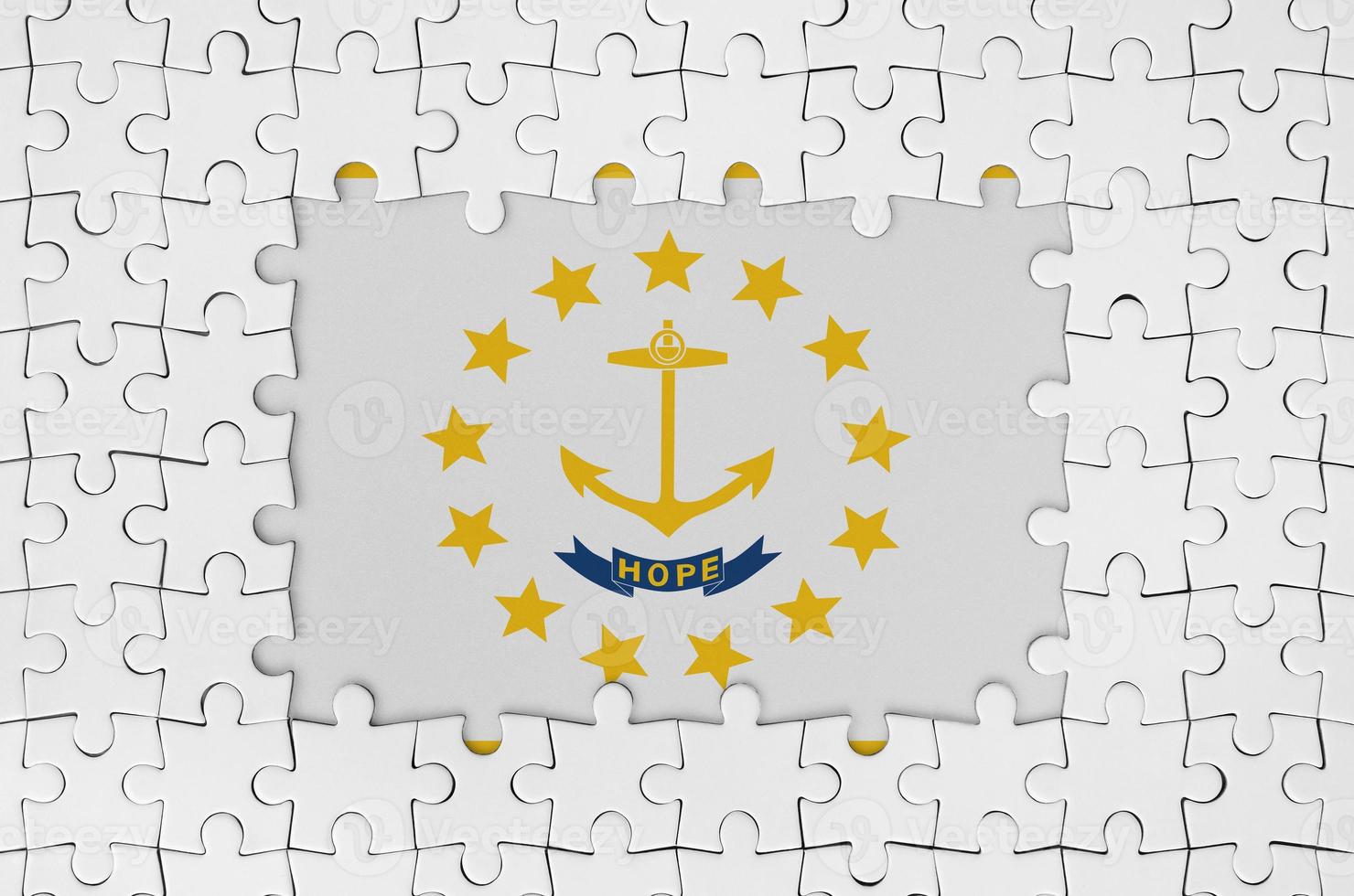 Rhode ilha nos Estado bandeira dentro quadro, Armação do branco enigma peças com ausência de central parte foto