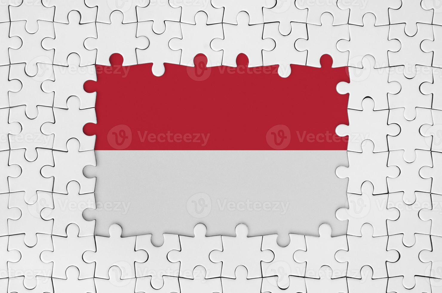 Indonésia bandeira dentro quadro, Armação do branco enigma peças com ausência de central parte foto