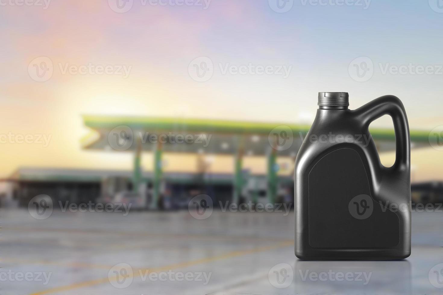 garrafa do motor óleo bocal contra com gás estação borrado fundo foto