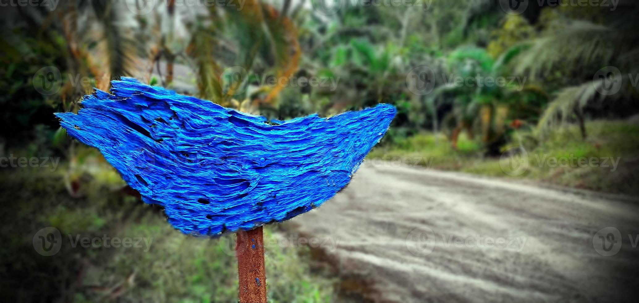 azul escrevendo em de madeira borda quadro, Armação paisagens do natureza dentro a interior, com verde jardim estilo borrão fundo conceito. foto