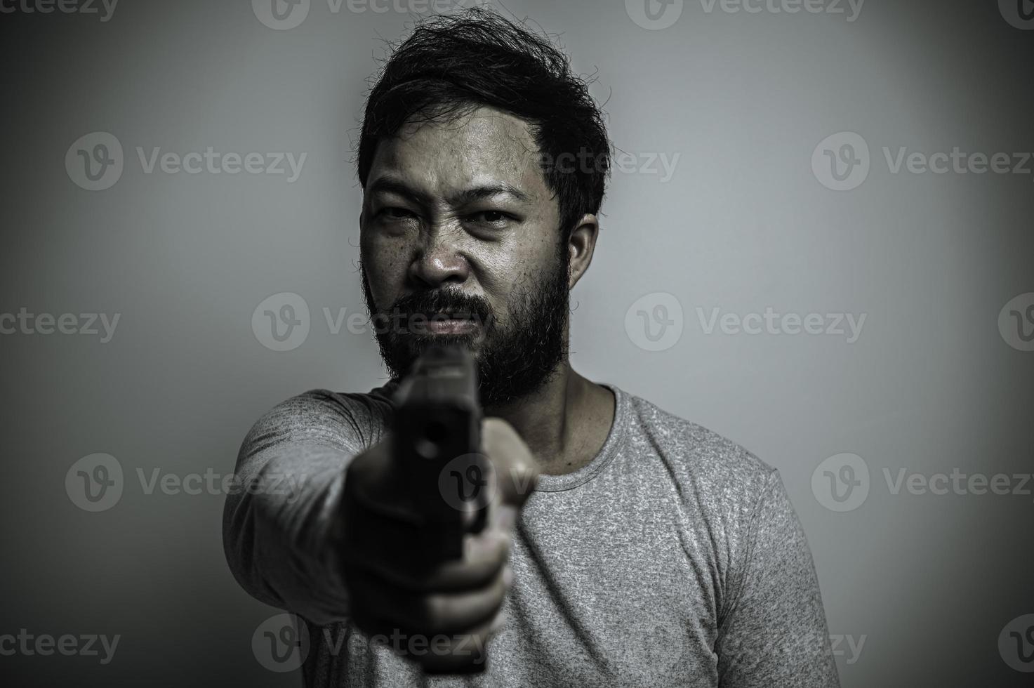 ásia bonito homem Bravo em branco plano de fundo, retrato do jovem estresse masculino conceito foto